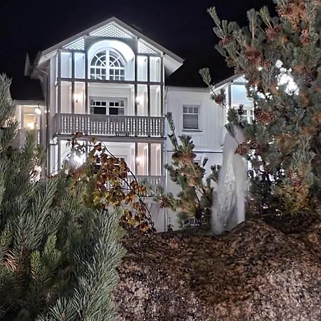 Viking Valley: Two-story Norwegian Retreat With Dual Balconies And Wellness Access *