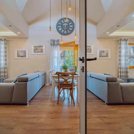 Viking Valley: Two-story Norwegian Retreat With Dual Balconies And Wellness Access Apartment *